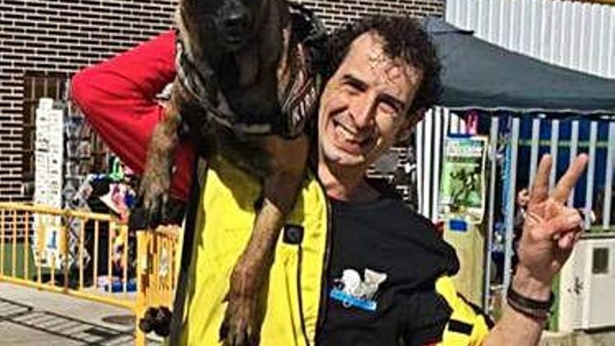 Tomás Alonso, criador y adiestrador profesional, junto a uno de sus perros.