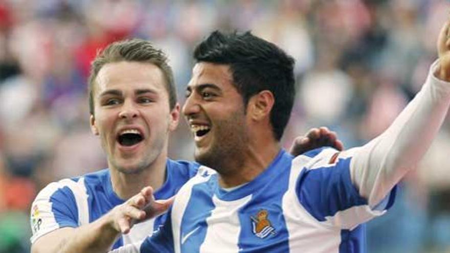 Carlos Vela celebra su gol al Atlético.