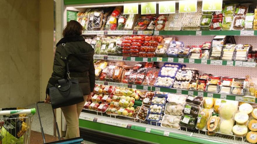 Una mujer, frente a un estand de frutas y hortalizas en un supermercado de Murcia.