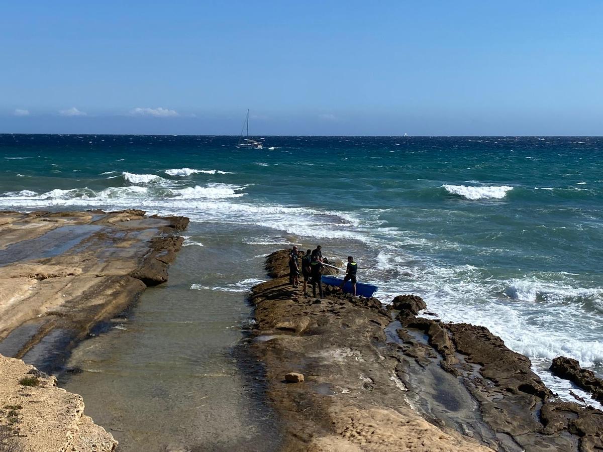 Imagen de este domingo de agentes con la patera en el Cabo de las Huertas.