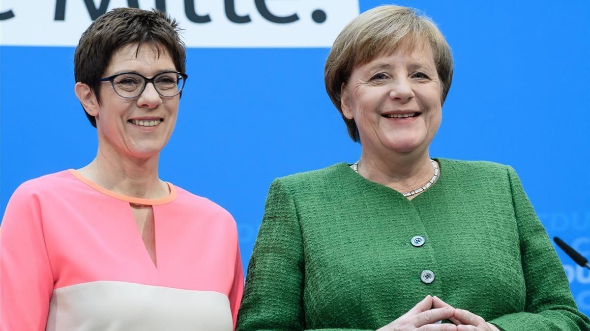 Merkel (derecha) y Kramp-Karrenbauer, en su rueda de prensa conjunta en Berlin, tras la reunión de la ejecutiva de la CDU, el 19 de febrero.