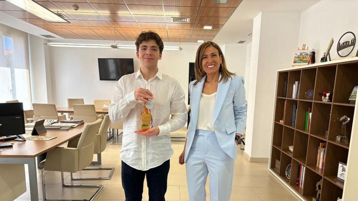 El joven junto a la alcaldesa de Almassora, María Tormo, quien le felicitó por sus logros.