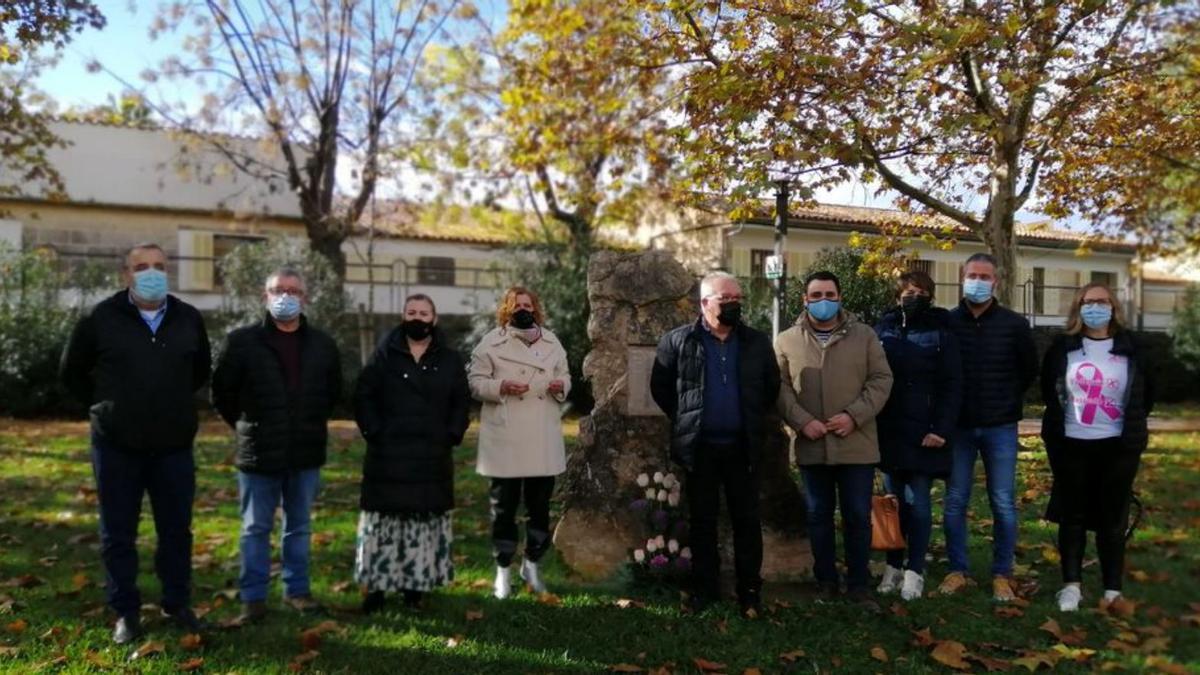 Ofrenda floral en Alcúdia, en el monolito Xué Saura. | AJUNTAMENT ALCÚDIA