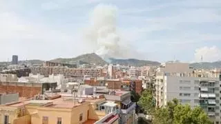 Ampli desplegament per un incendi forestal a Collserola