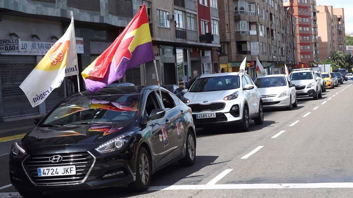 Caravana de coches en Zaragoza para celebrar el Primero de Mayo