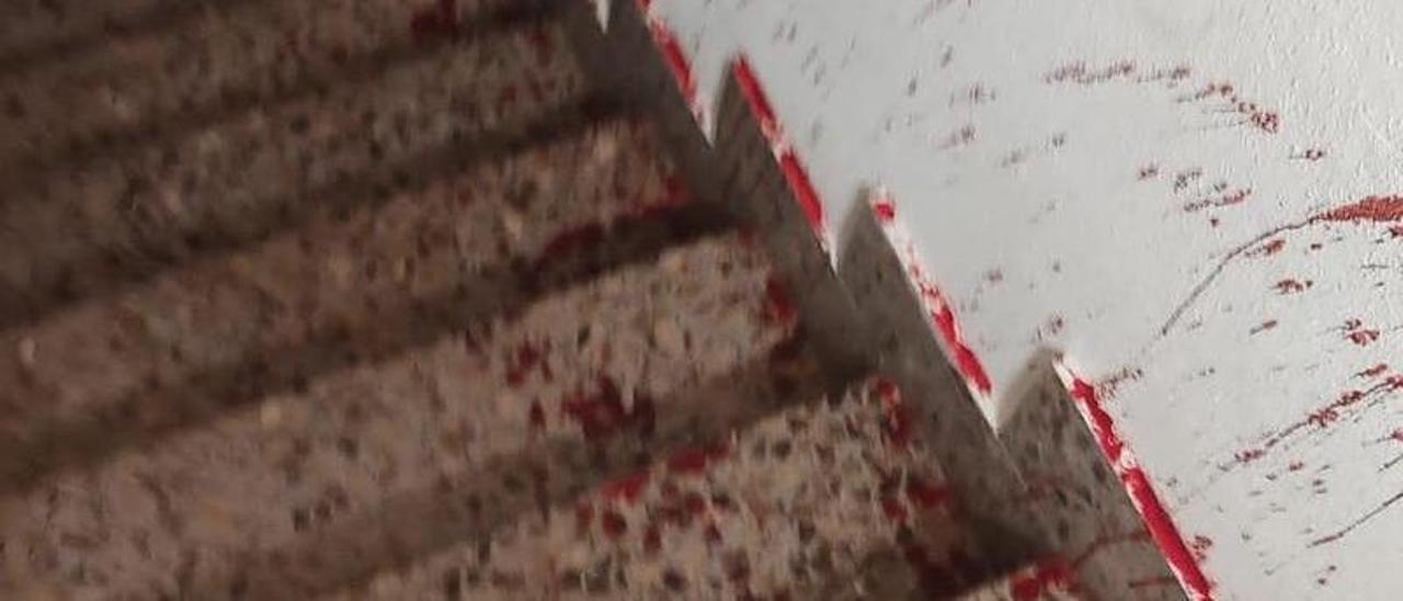 Imagen de las manchas de sangre en las escaleras de la vivienda.