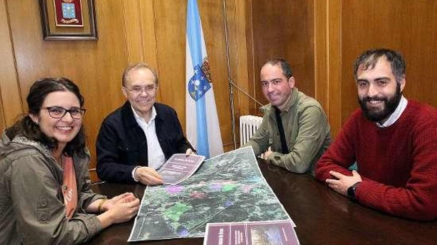 Entrega de una copia del trabajo, ayer, en el ayuntamiento. // D.P.