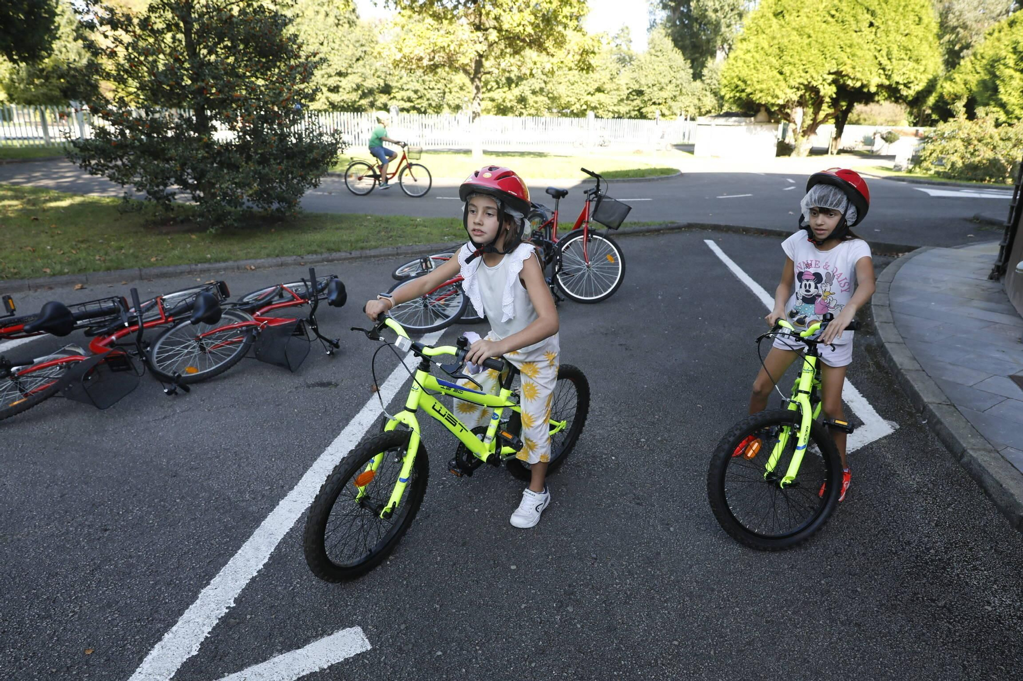 En imágenes: Los más pequeños aprenden educación vial en el Parque Infantil de Tráfico de Gijón