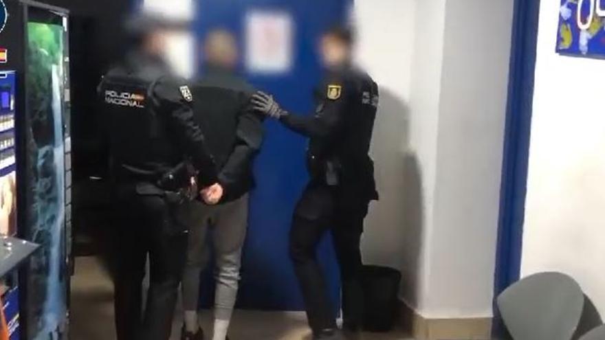 La Policía Nacional, con uno de los detenidos por el tiroteo en una discoteca de Alcantarilla