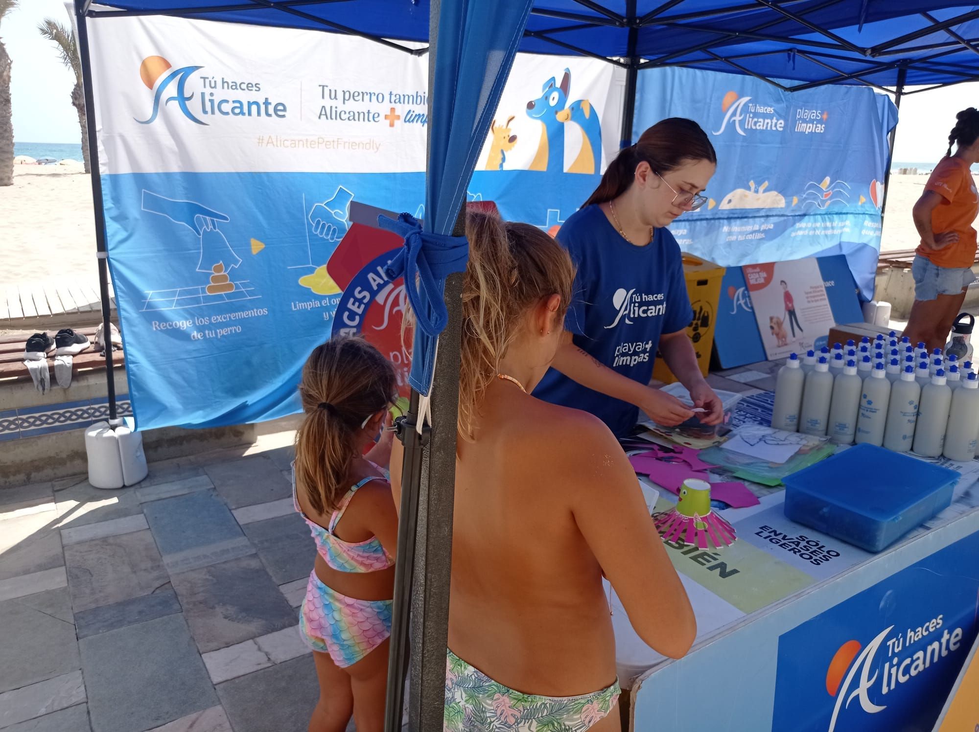 El programa de concienciación Tú haces Alicante ha informado a más de 3500 personas en las playas alicantinas