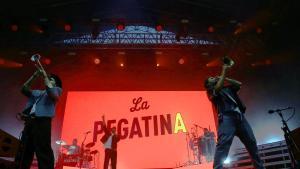 La Pegatina incendia el Poble Espanyol