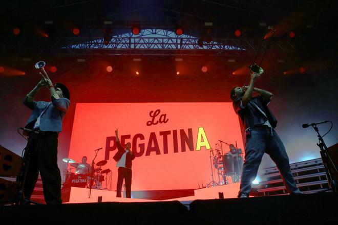 La Pegatina ya no está de moda, pero incendia el Poble Espanyol con su arrolladora verbena popular