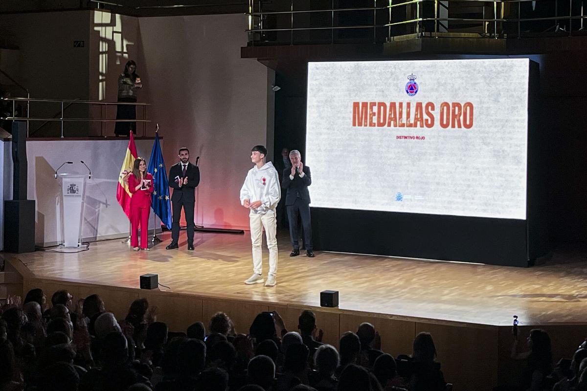 Julio Rodríguez recoge el reconocimiento. Junto a José Cepas, lo dos jovenes han sido distinguidos por su arrojo y solidaridad en el rescate tras el accidente de Adamuz.