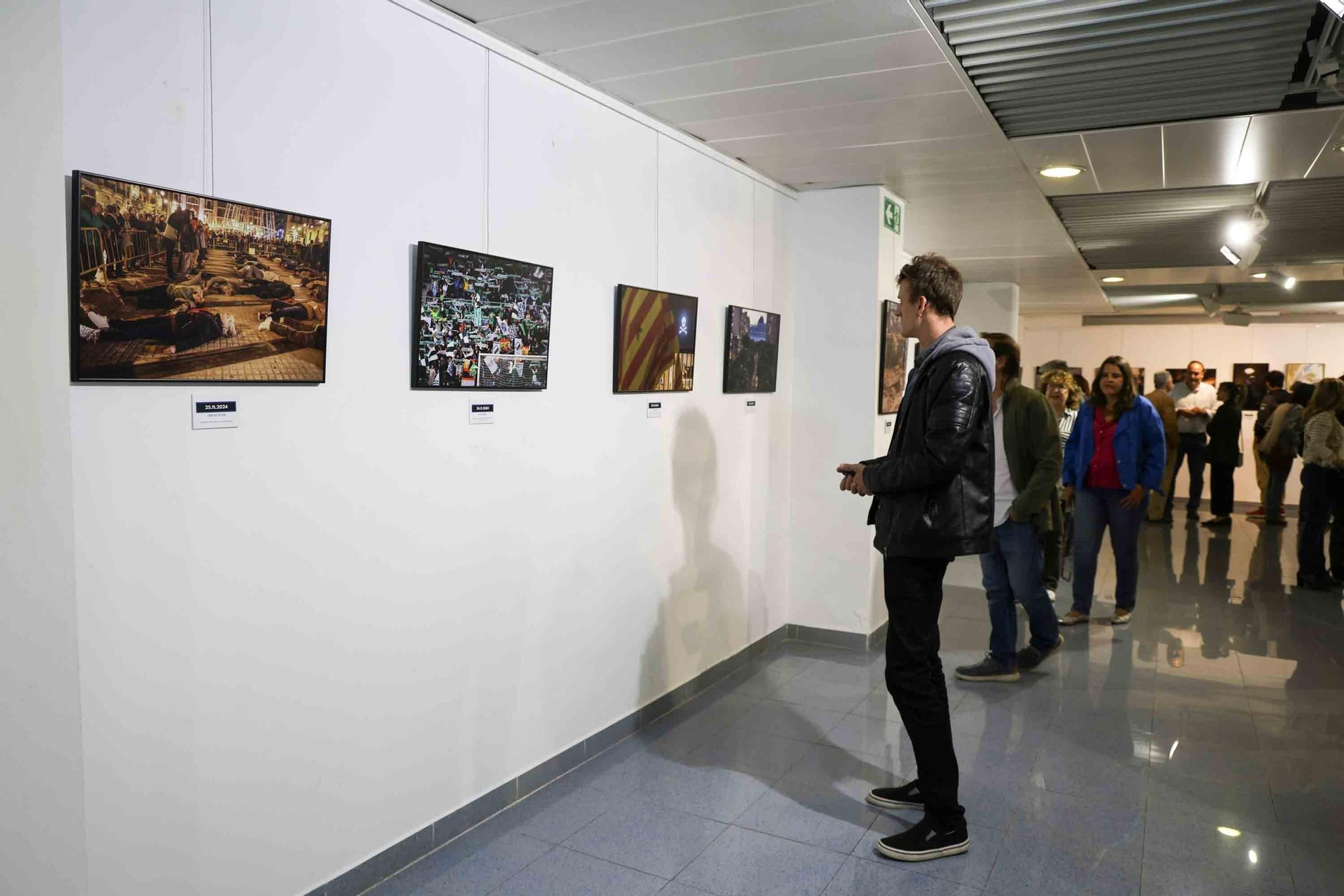 lleno total en la inauguración de INFotoperiodistas 2024,. un año de fotografía de prensa en Alicante