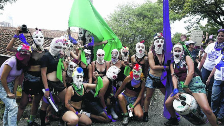 Un grupo de mujeres de Bogotá con las caras cubiertas durante la manifestación de ayer.