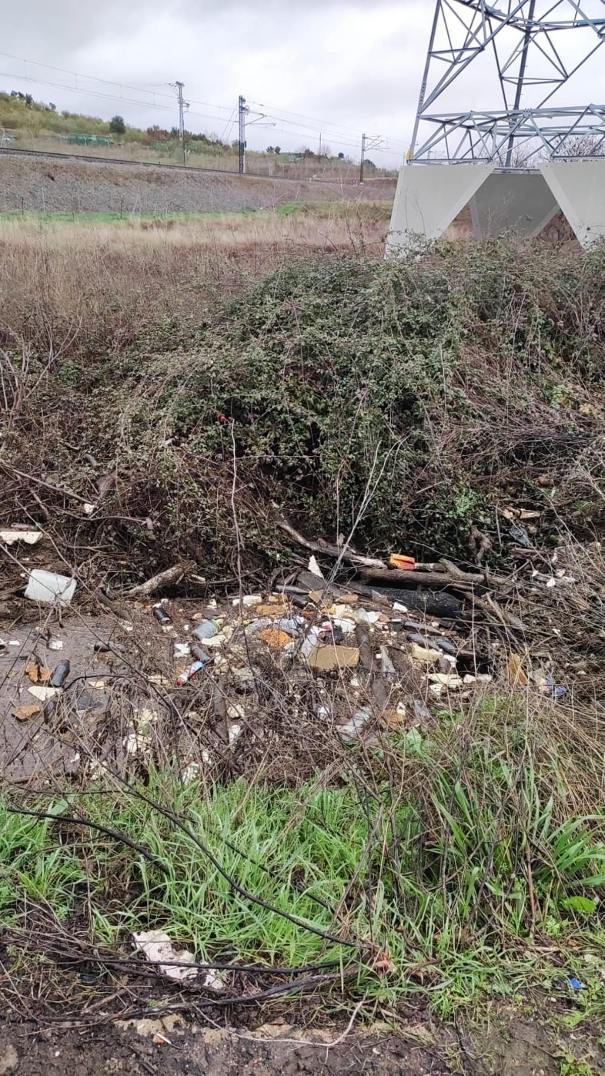 Basuras próximas a las vías del tren, en Plasencia.