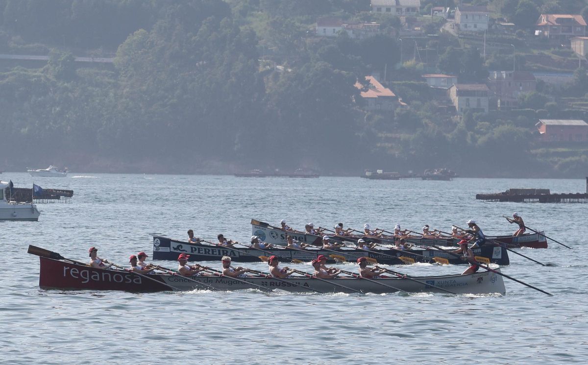 Las traineras de Tirán y Bueu en la primera bandera de la temporada, disputada en Chapela.