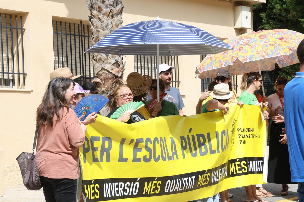 Integrantes de la Plataforma de la Enseñanza, en un colegio de Alicante presentando la campaña de los patios de sombra