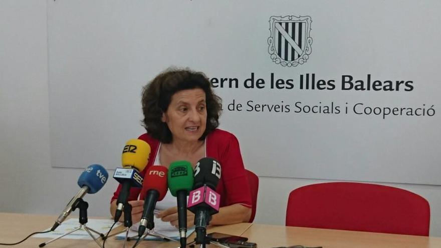 La consellera de Servicios Sociales, Fina Santiago, durante la rueda de prensa de ayer.