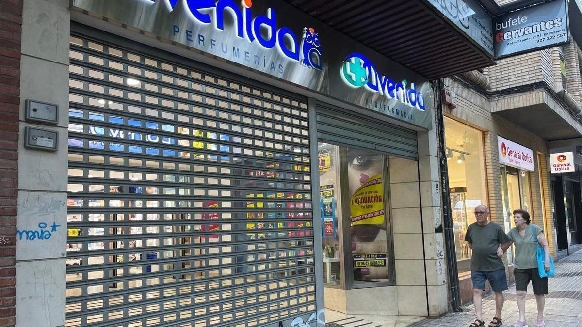 Adiós a la tienda Perfumerías Avenida de Cánovas. Ya están colgados los carteles de 'Liquidación por cierre'.