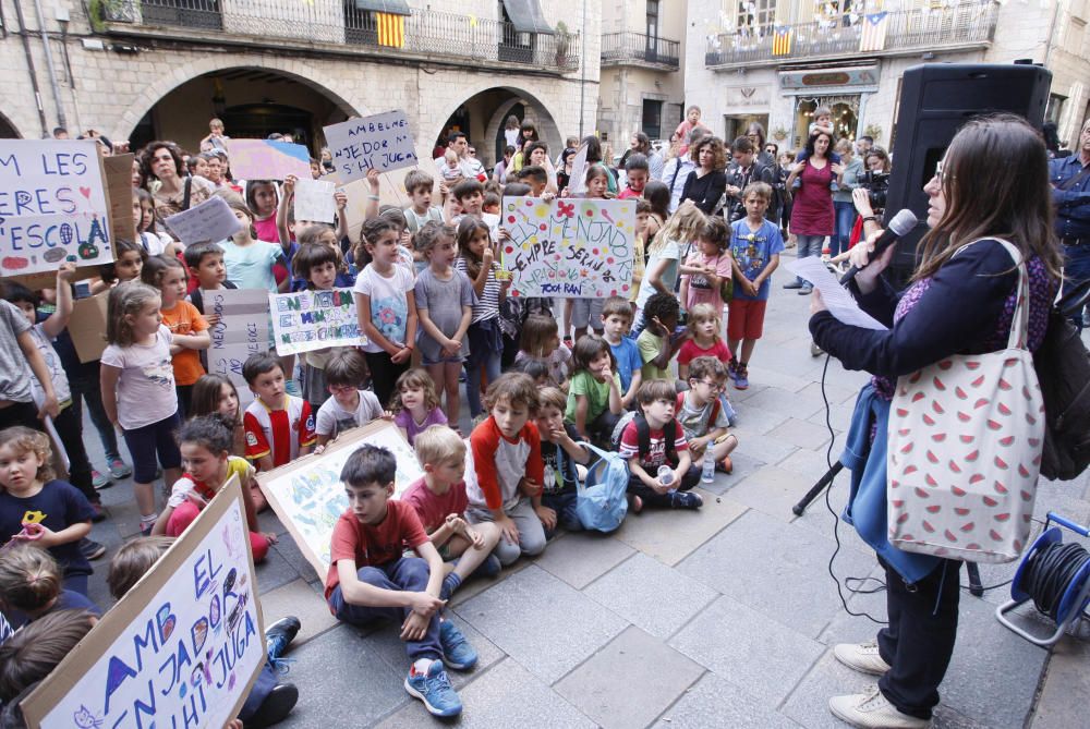 Pares i alumnes del Pla de l''Estany i el Gironès, reclamen gestionar els menjadors escolars