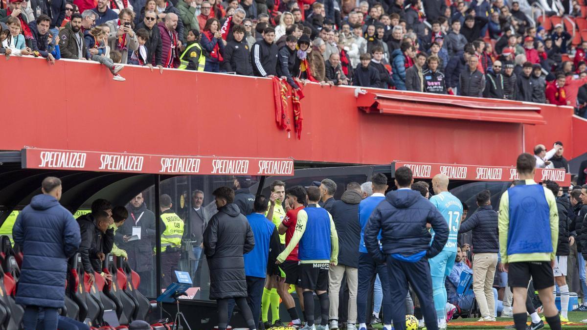 Instante en el que De Burgos consulta con la sala VOR en Son Moix.