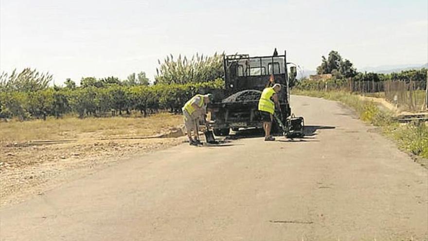 Burriana tapa baches en vías rurales tras la denuncia de usuarios