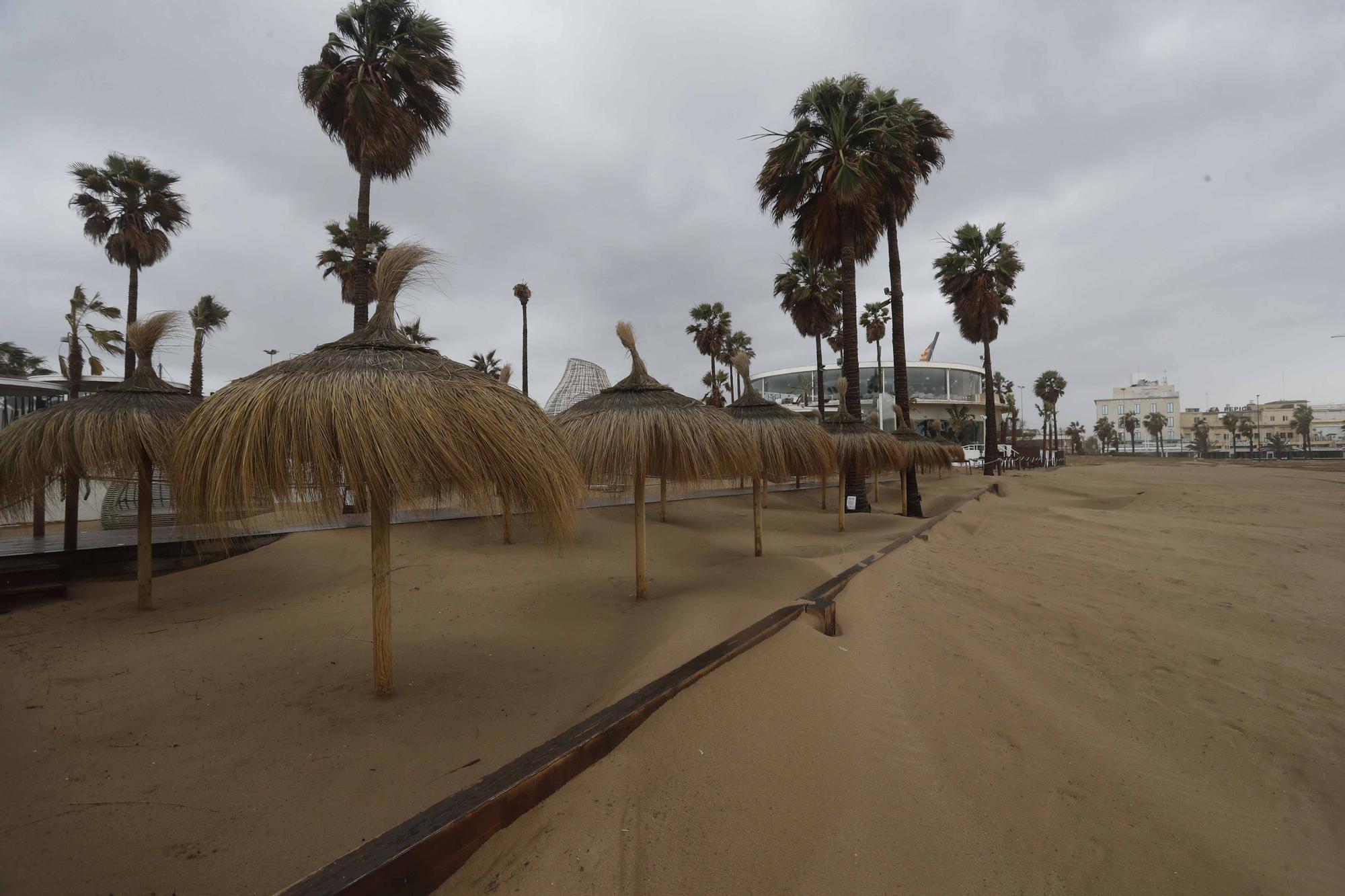 Así ha quedado La Malvarrosa por el fuerte temporal