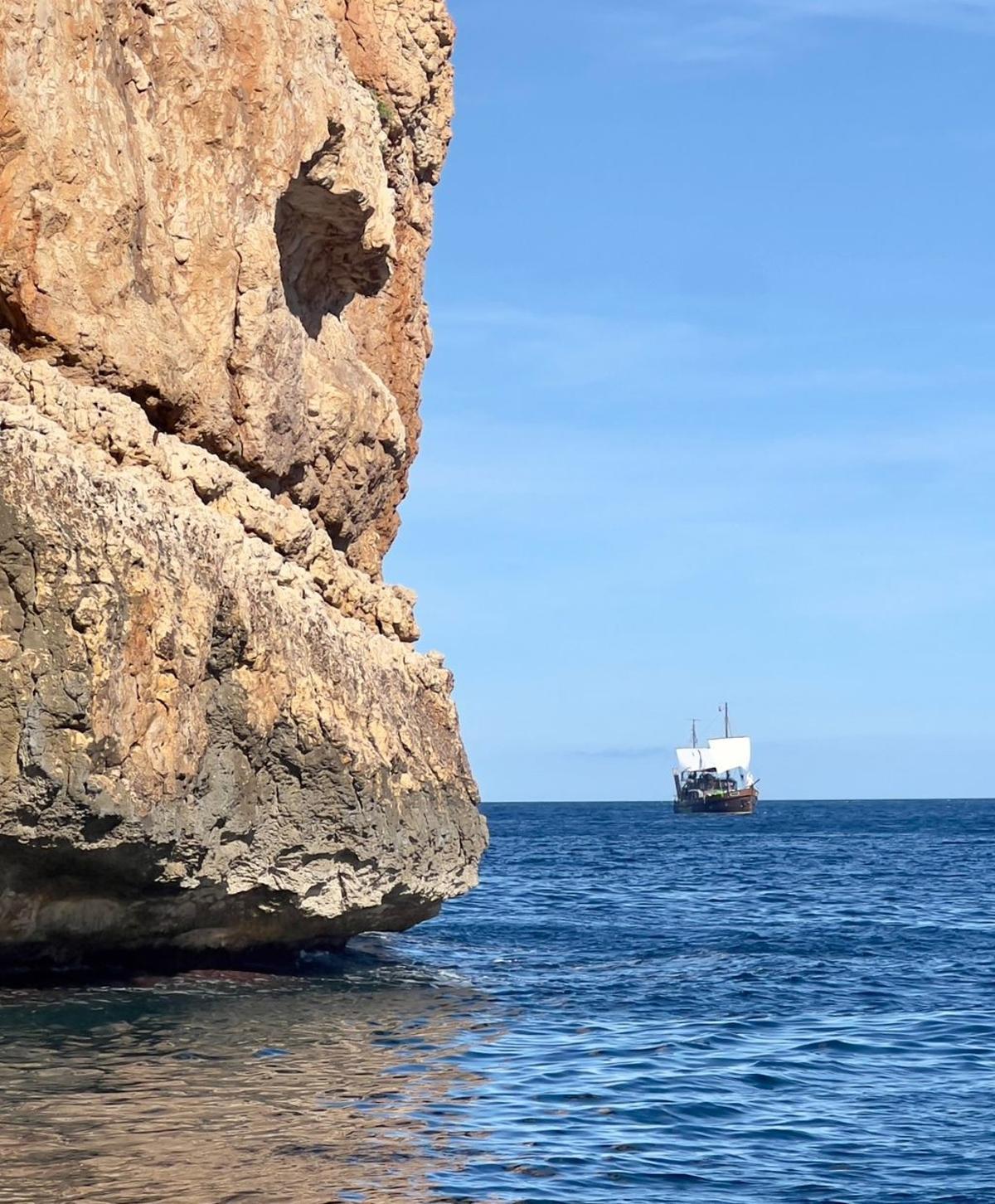 El barco pirata ciñe el cabo de Sant Antoni