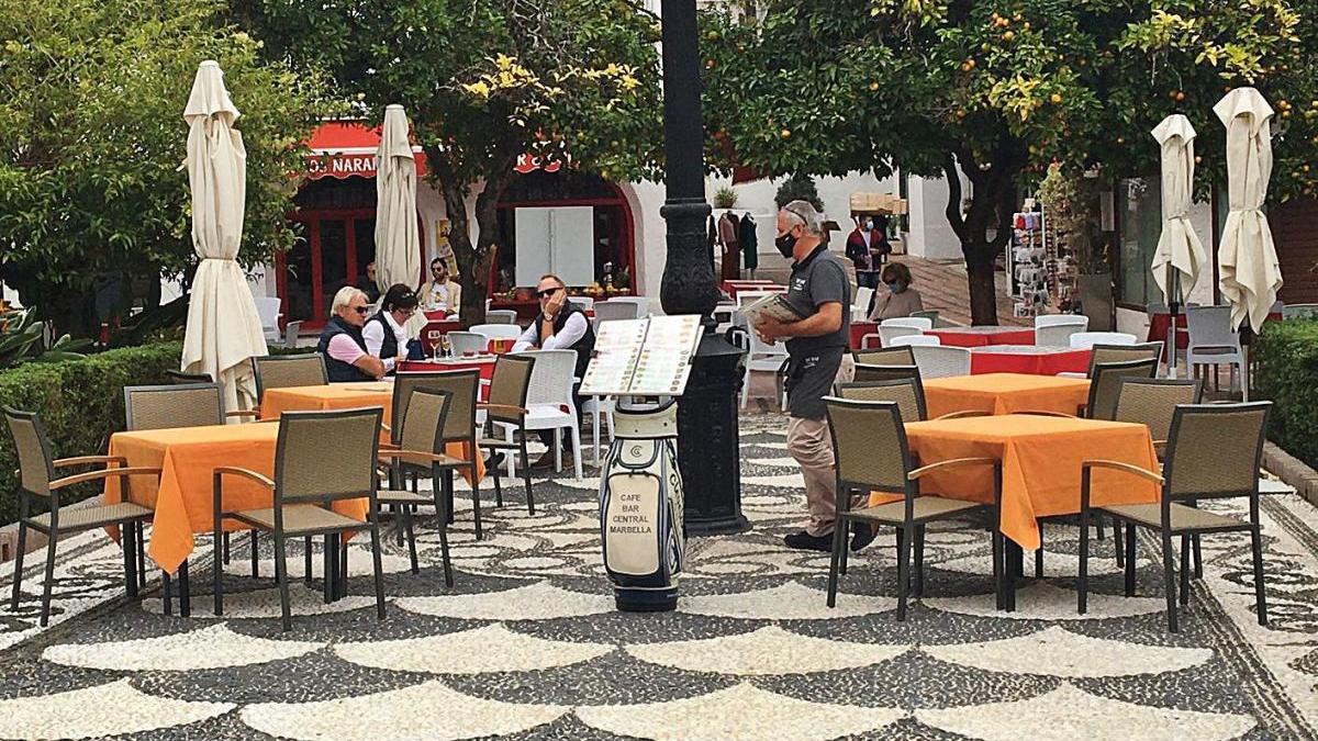 Turistas, ayer, en uno de los restaurantes ubicados en la plaza de Los Naranjos.