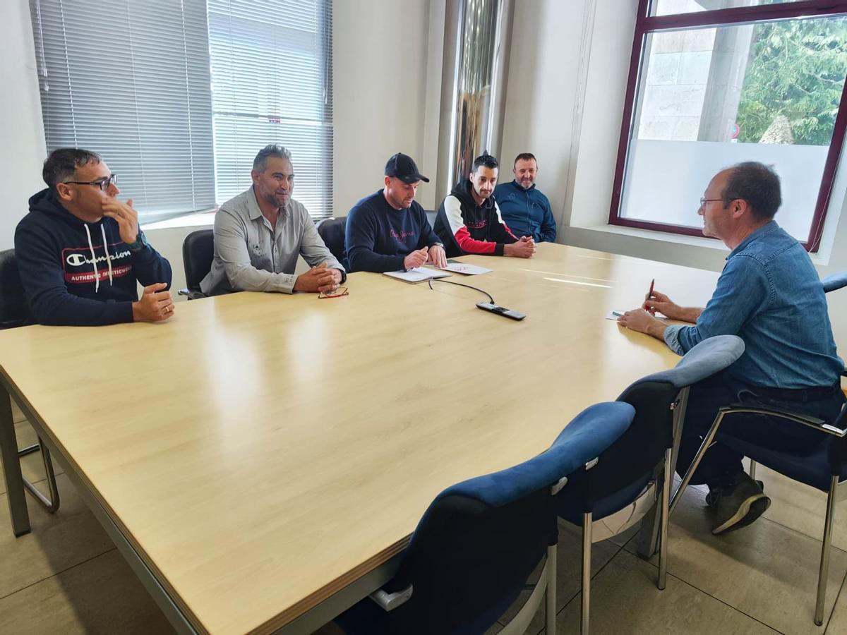 Javier Cueli, a la derecha, reunido con los trabajadores de Tyc Narcea.