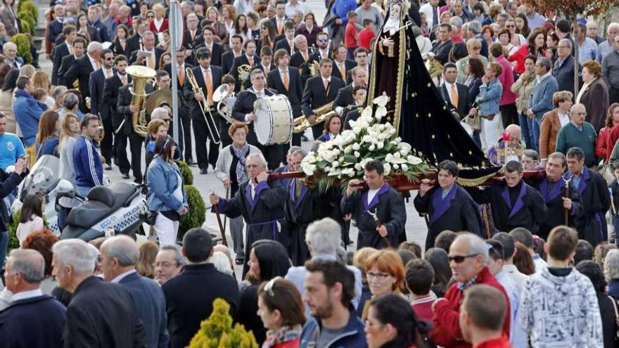 Varios costaleros portan una de las imágenes en la procesión de Jueves Santo. // M.G. Brea