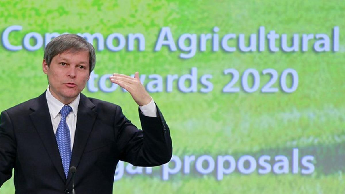 El comisario europeo de Agricultura, Dacian Ciolos, habla con los medios, este miércoles, en Bruselas.