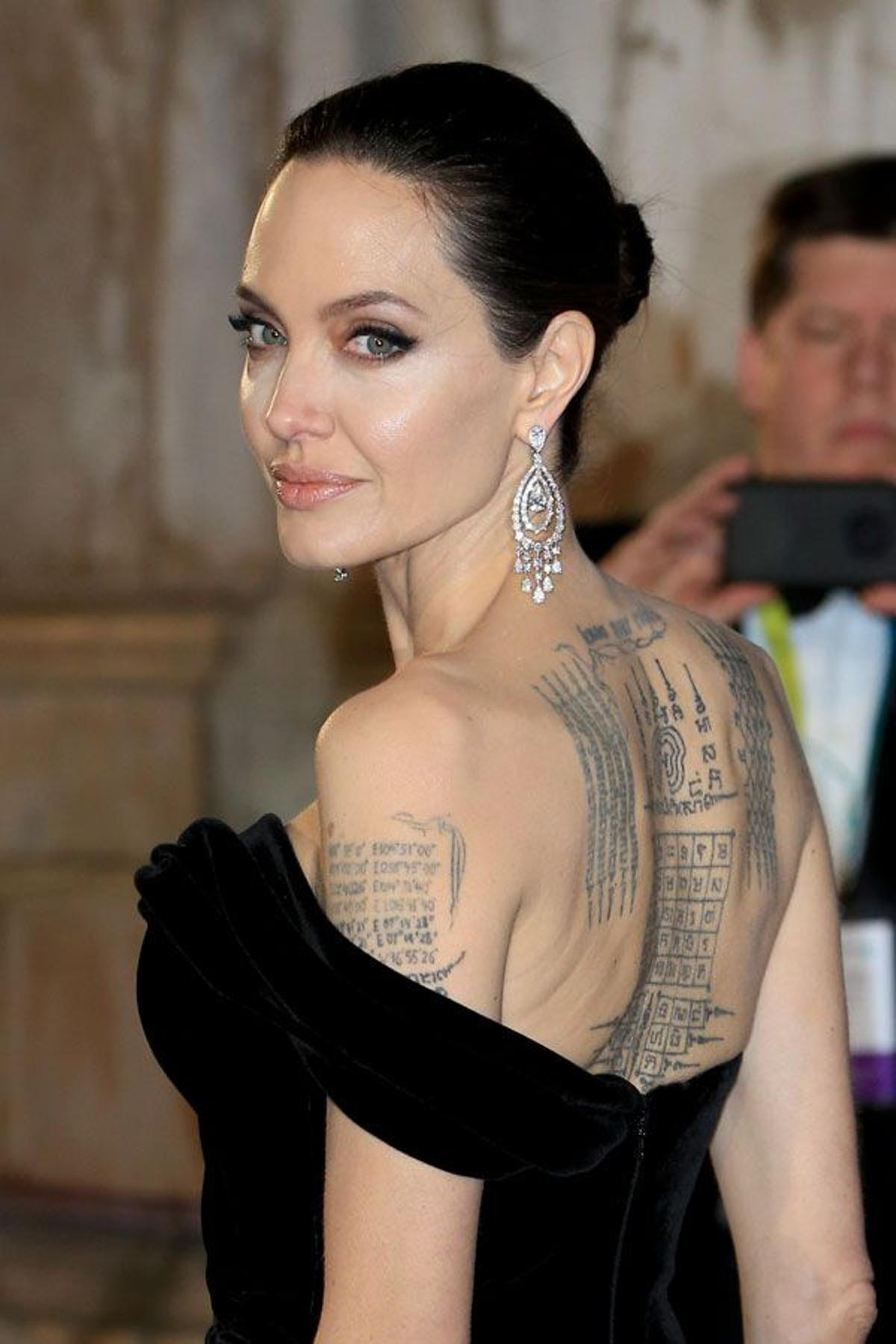 Angelina Jolie en los Premios Bafta 2018: con la espalda al descubierto y enseñando tatuajes