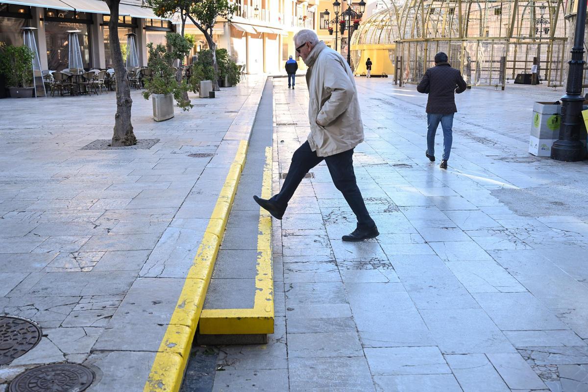 Los escalones con los cuenta la plaza del Congreso Eucarístico en estos momentos.