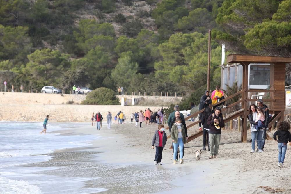 Primer baño del año en ses Salines.