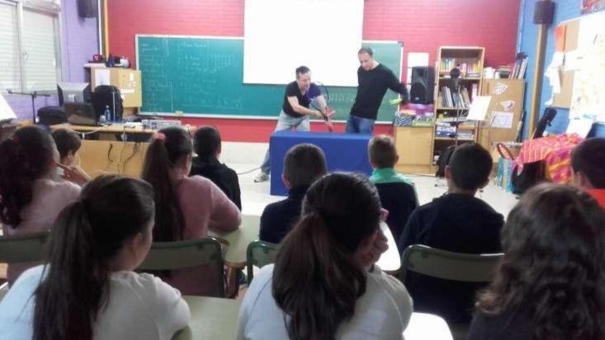 Los actores de doblaje en la clase en Seara. // G.N.