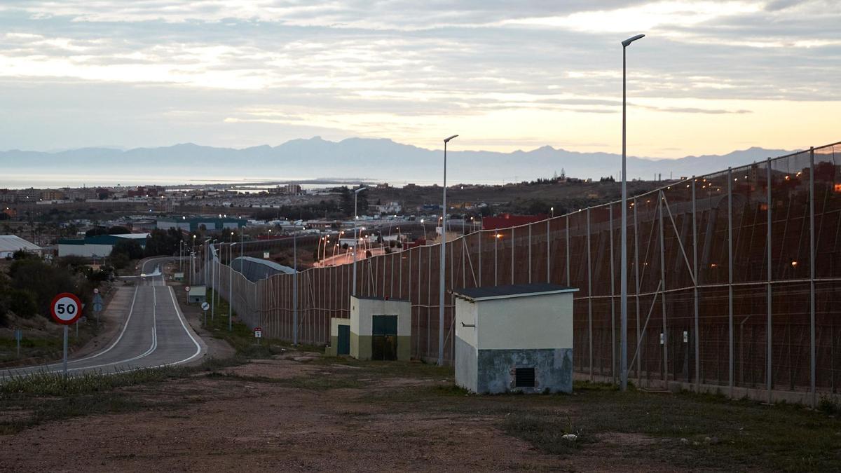 Decenas de inmigrantes entran en Melilla tras saltar la valla fronteriza