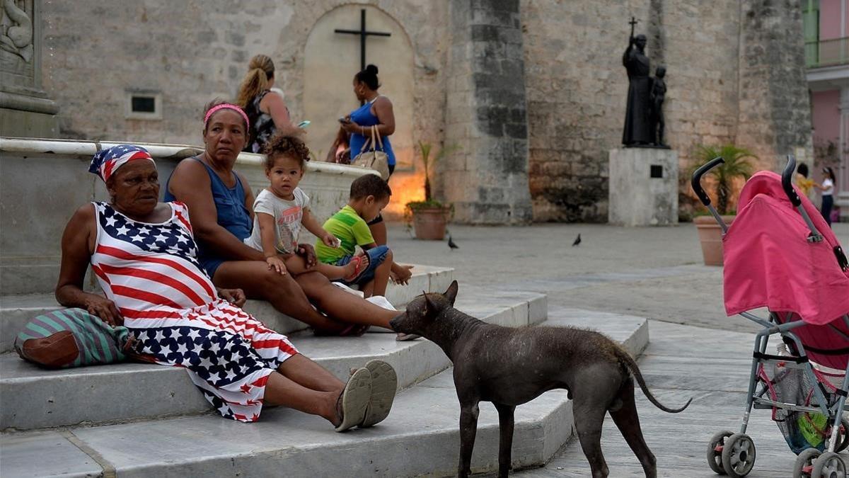 zentauroepp48046580 a woman wearing a dress with a us flag design rests at a squ190511180821