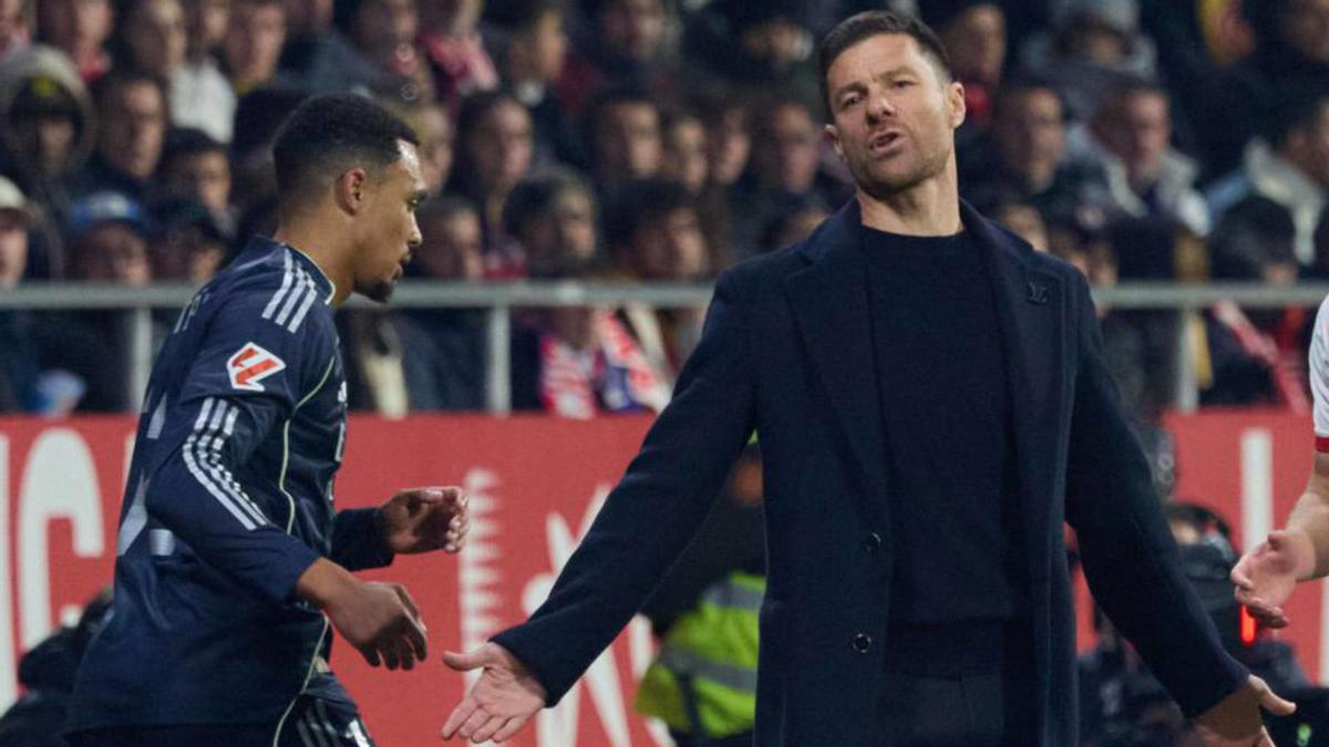 Xabi Alonso es lamenta davant Alexander-Arnold, a Girona. | DAVID APARICIO