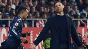 Xabi Alonso es lamenta davant Alexander-Arnold, a Girona. | DAVID APARICIO
