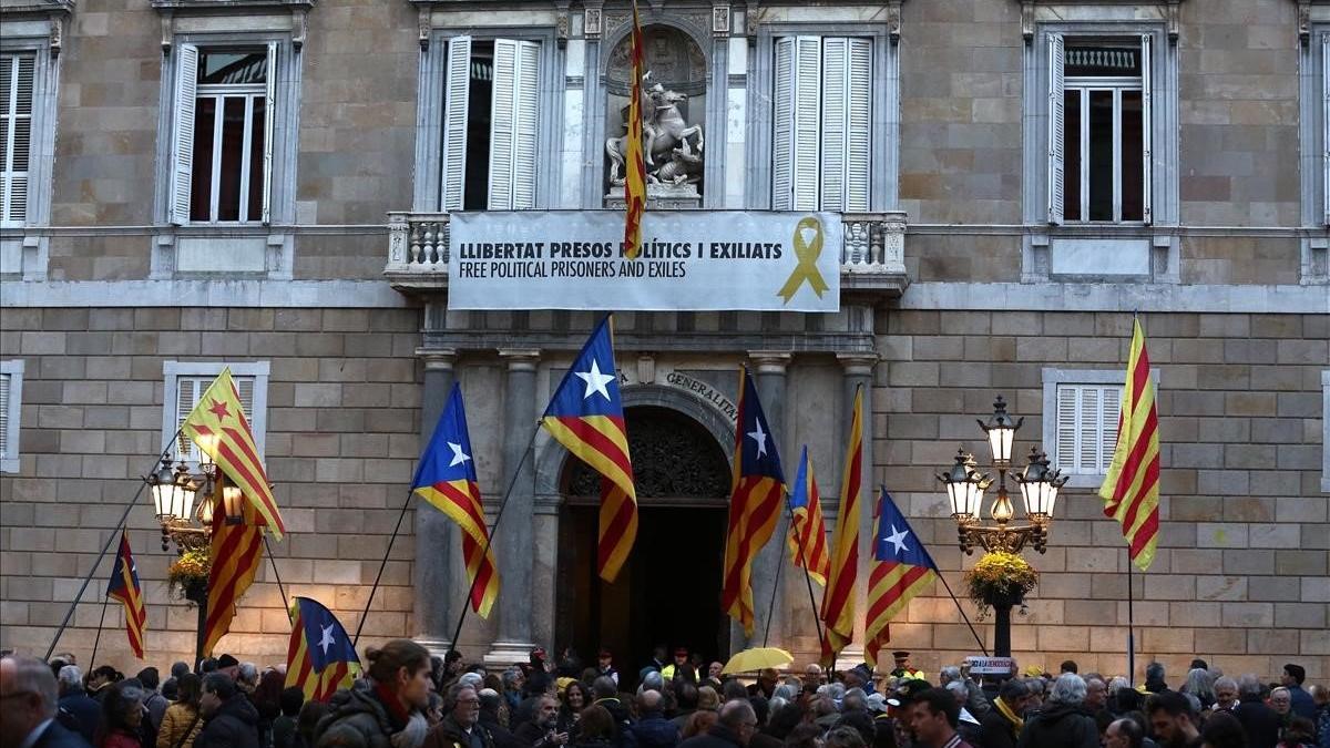 Pancarta en el palacio de la Generalitat, este martes, en la que se pide la libertad de los políticos independentistas presos.