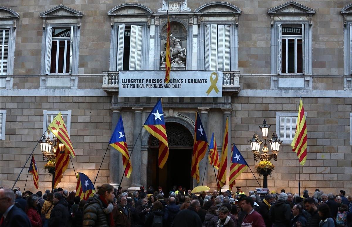 Pancarta en el palacio de la Generalitat, este martes, en la que se pide la libertad de los políticos independentistas presos.