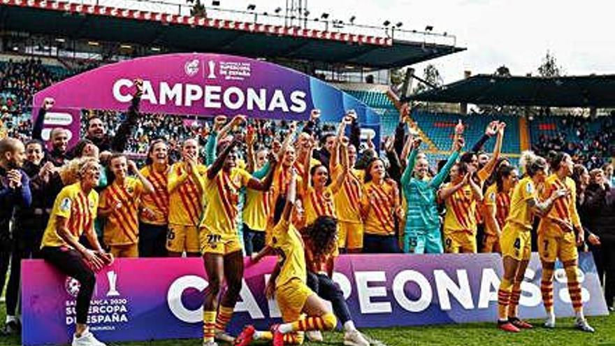 Las jugadoras del Barcelona posan con el trofeo.