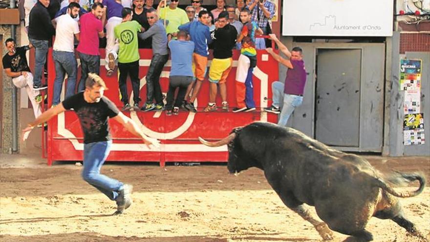 Cerca de 5.000 personas disfrutan de la cena de ‘tombet’ tras una jornada con aire taurino