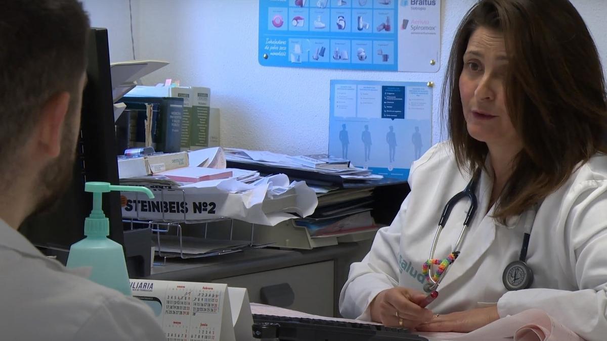Una médico atiende a un paciente en la consulta.