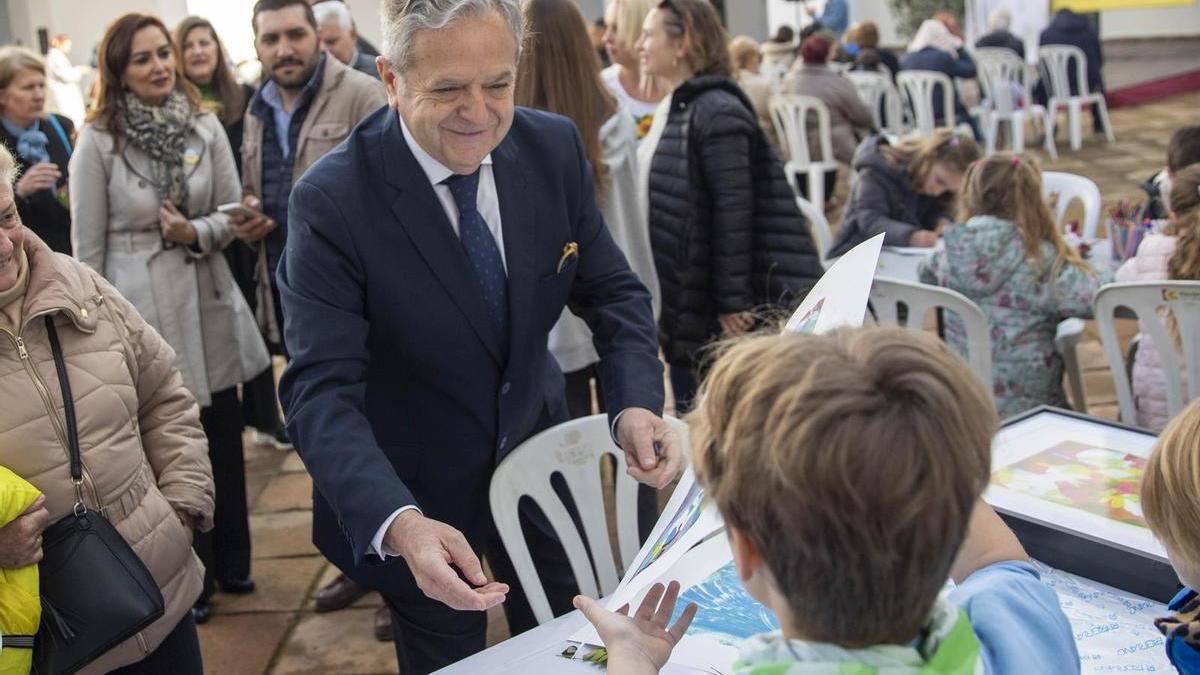 Un niño muestra un dibujo a Salvador Fuentes durante la jornada celebrada este sábado.