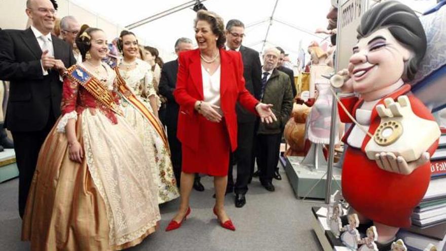 Barberá y su &quot;ninot&quot;. La alcaldesa conversa con las falleras mayores ante una de las varias figuras que la representan.