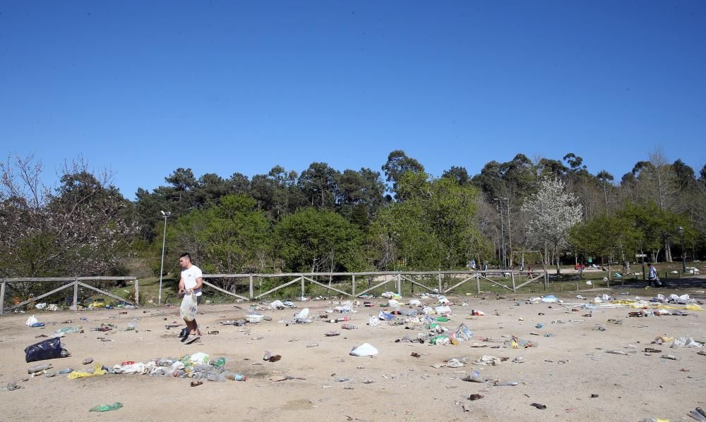 El botellón convierte en estercolero el parque forestal de Beade, en Vigo