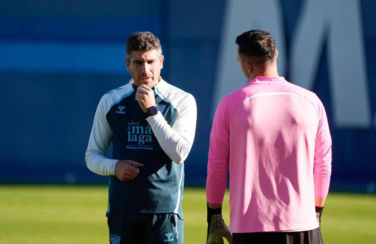 Funes conversa con Alfonso Herrero en el entrenamiento del Málaga CF.